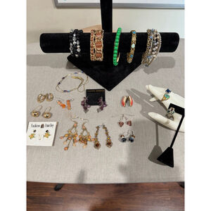 Lot of 19 piece women’s fashion jewelry inc 5 bracelet, 11 pr earrings 2 rings